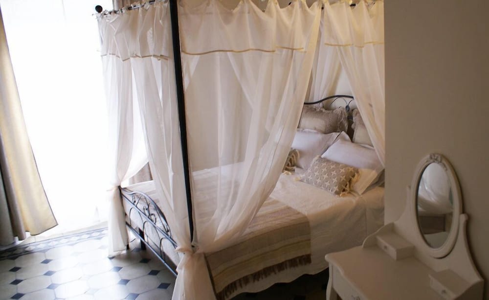 Superior Suite, 1 King Bed, Private Bathroom