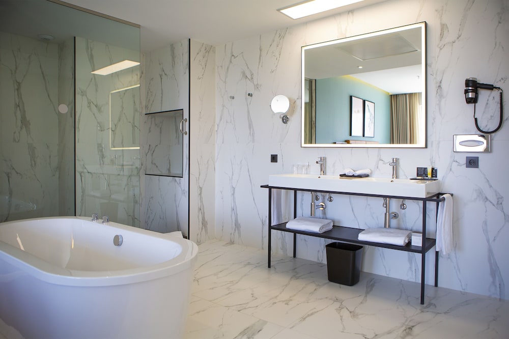 Junior Suite, Terrace thumbnail 5