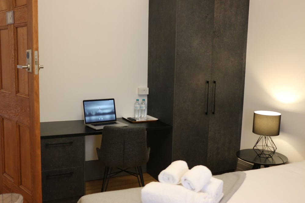 Queen Single Room, Shared Bathroom photo 3