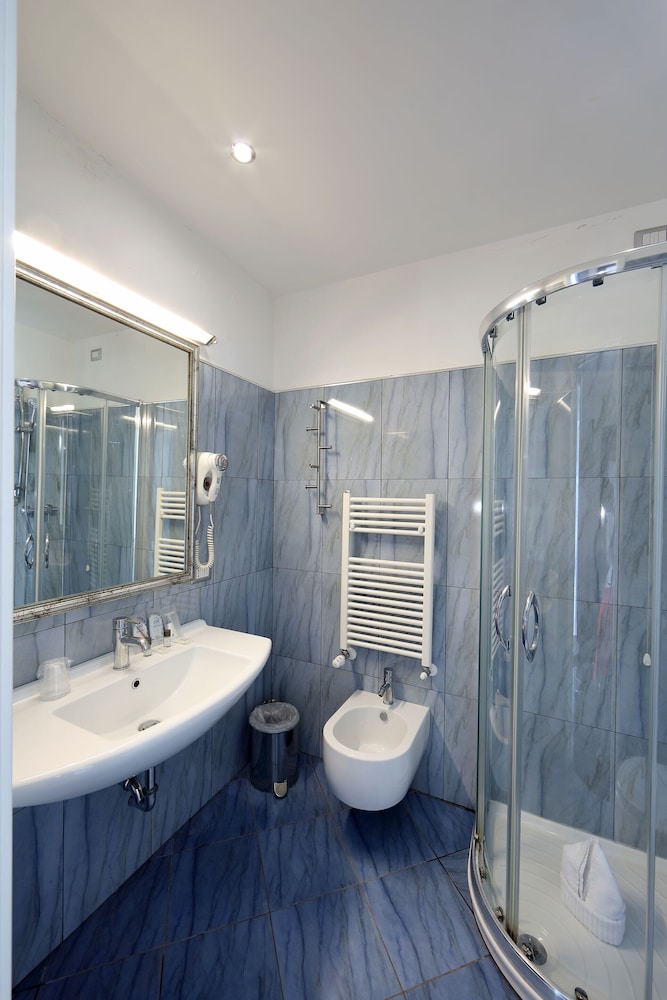 Double or Twin Room - Photo 8