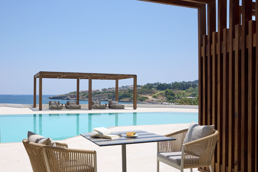 Open Plan Suite with Sharing Pool & Private Sauna