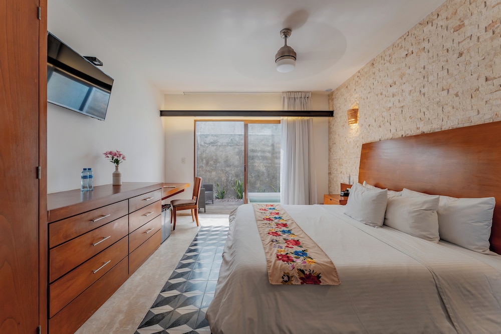 Premium Room, 1 King Bed photo 2
