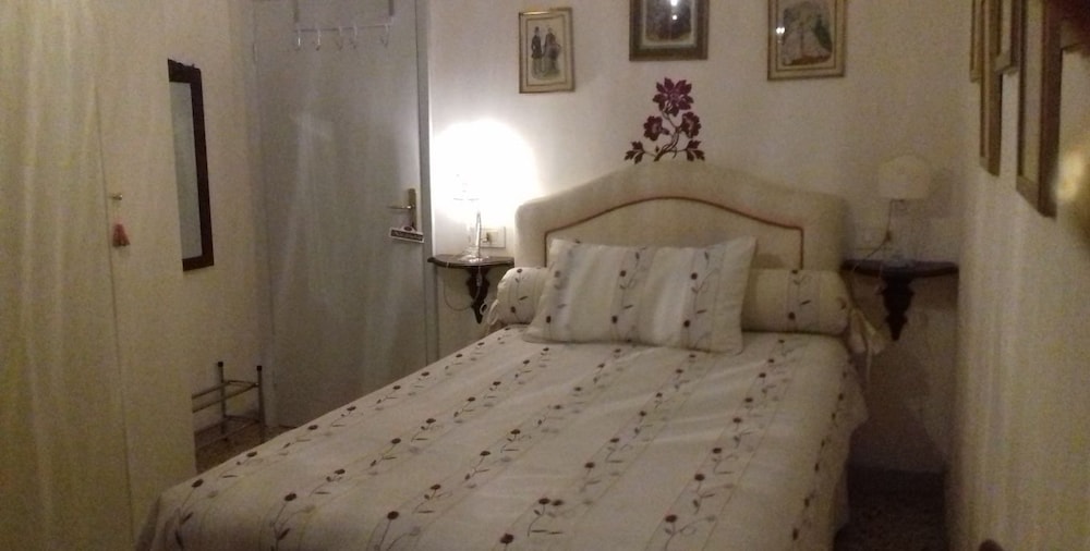Traditional Double Room, Shared Bathroom photo 1