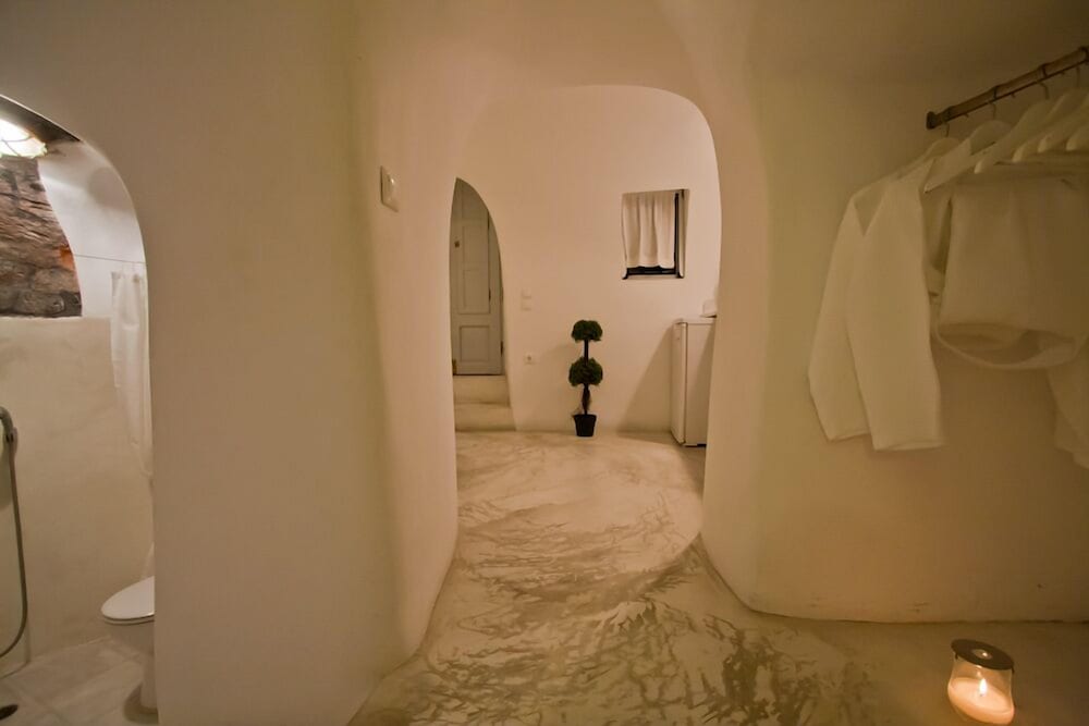 Superior Cave Suite with Hot Tub and Caldera View (Olive) photo 3