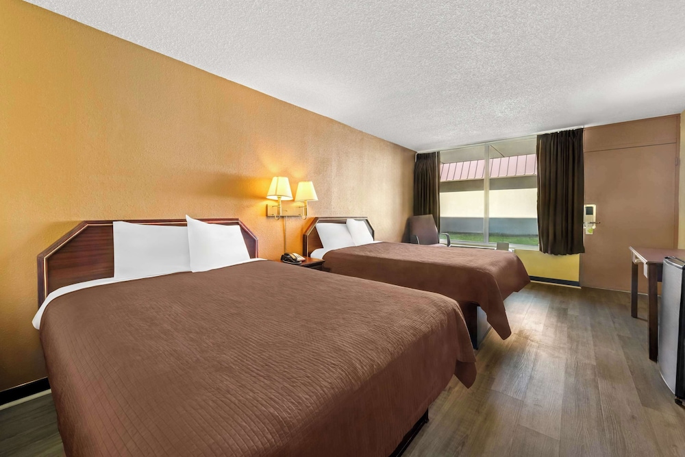 Standard Room, 2 Queen Beds, Smoking - Photo 5
