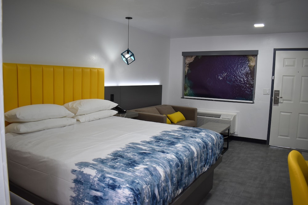 Suite, 1 King Bed, Accessible, Non Smoking (with Sofabed) - Photo 2