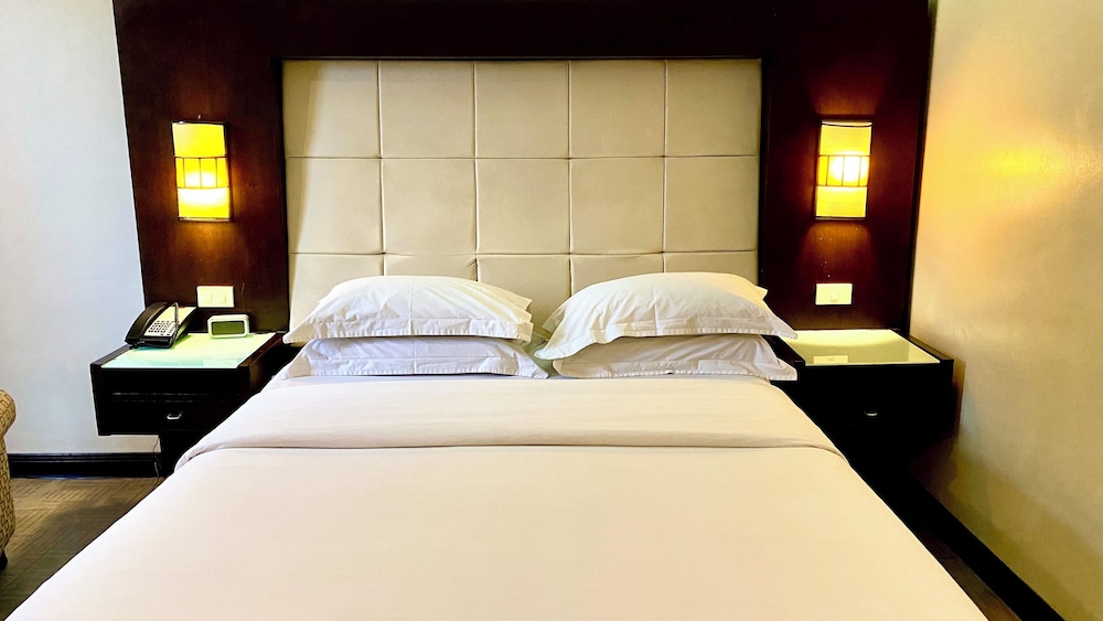 Deluxe Queen (1 Queen Bed) - Photo 2