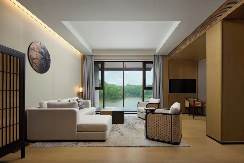 Suite, 1 King Bed with Sofa bed, Balcony, Lake View photo 2