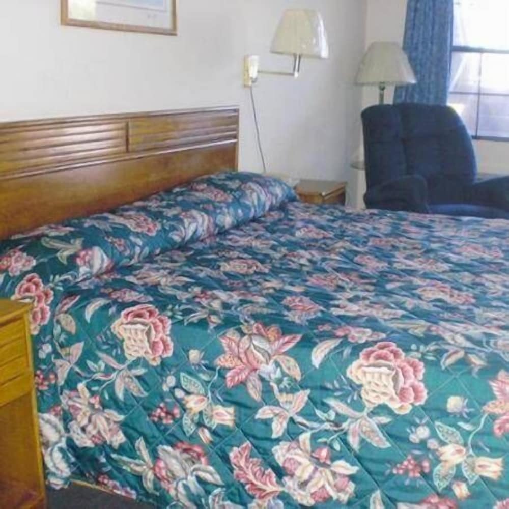 Standard Room, 1 King Bed, Non Smoking photo 3