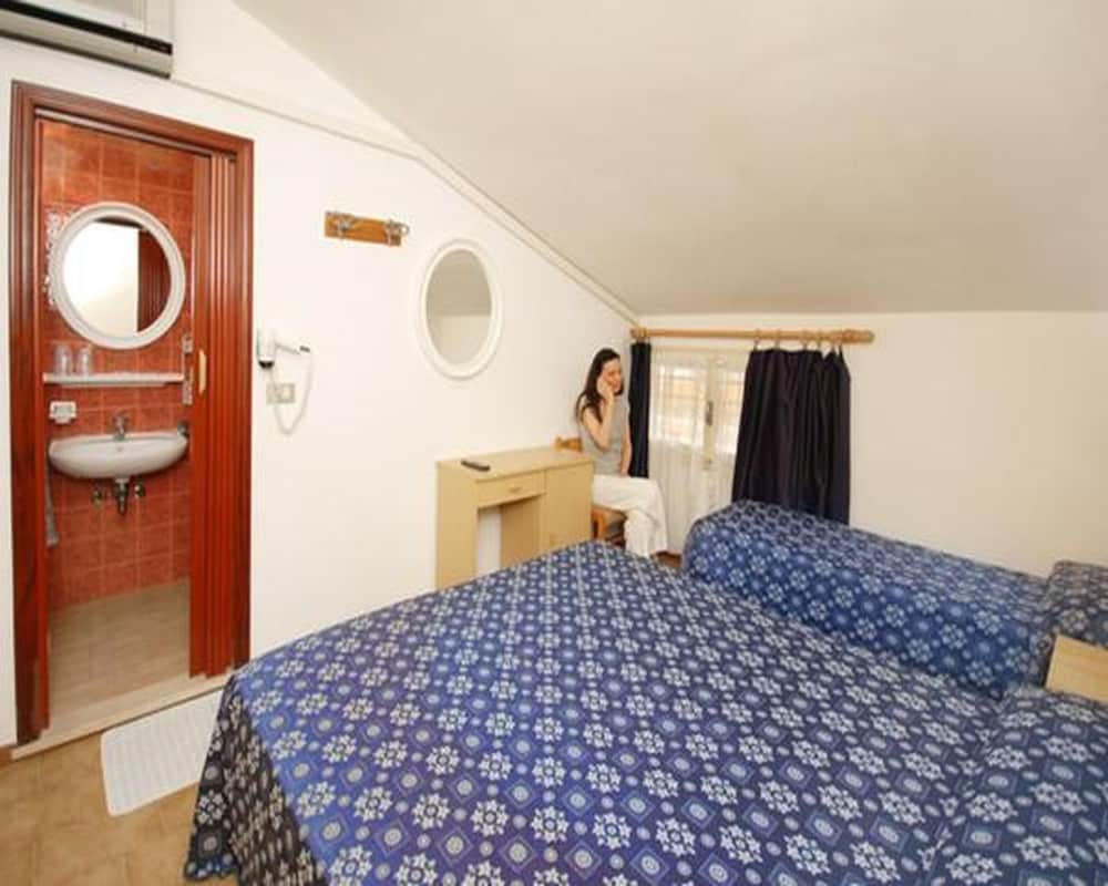 Economy Triple Room - Photo 1