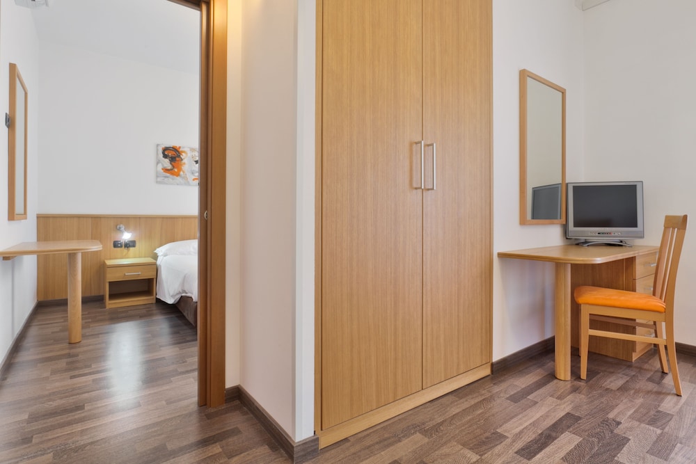 Suite, Connecting Rooms