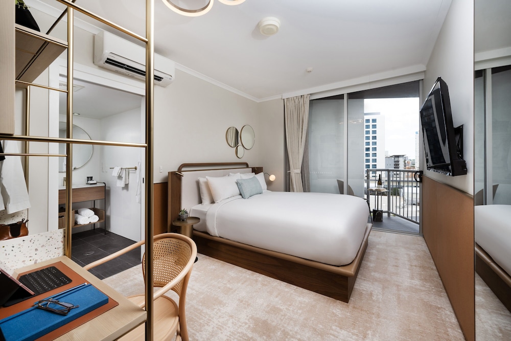 Hotel Deluxe Room - Photo 4