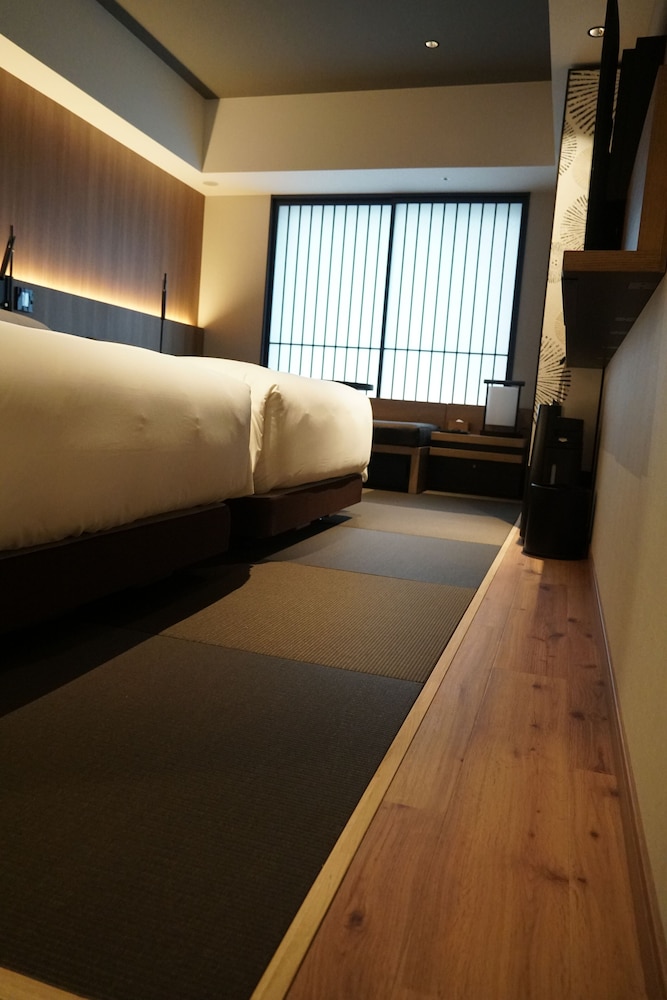 Superior Room, 2 Twin Beds, Bathtub - Photo 4