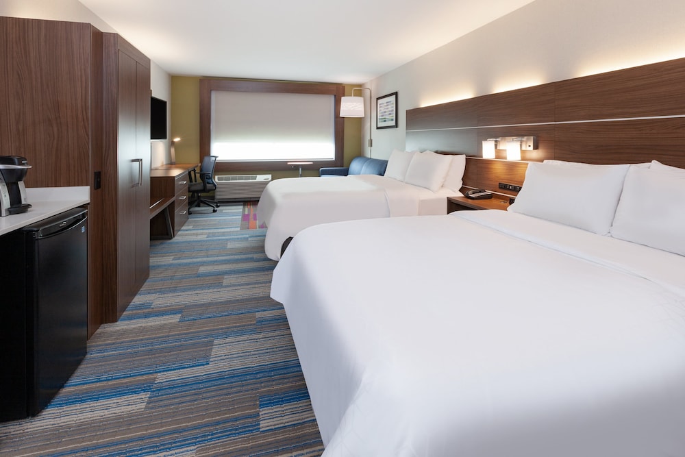 Suite, 2 Queen Beds - Photo 2