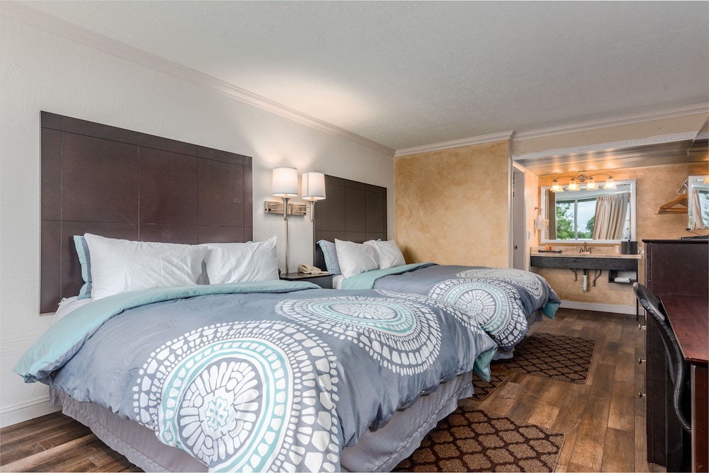 Standard Room, 2 Queen Beds, Non Smoking (Two Queen Beds - 1st Floor) photo 2