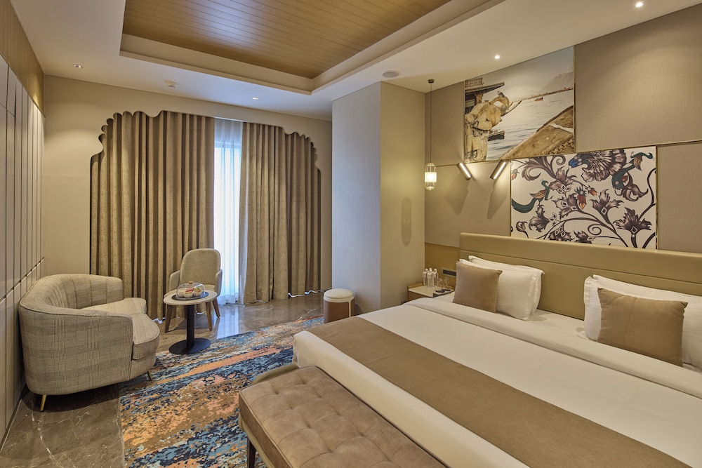 Presidential Suite with Bathtub & Kitchenette
