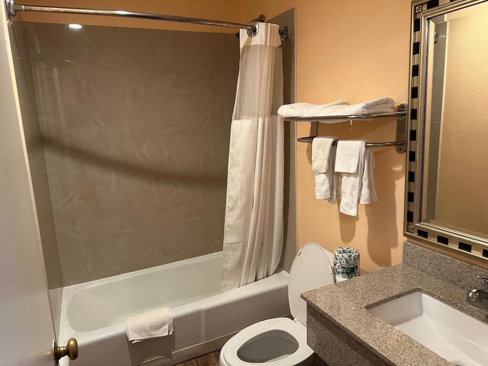 Room, 2 Queen Beds - Photo 4