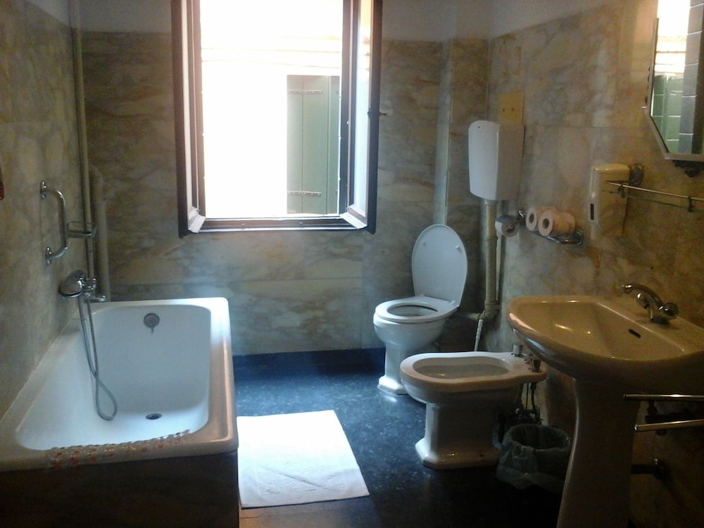 Triple Room, Shared Bathroom photo 2