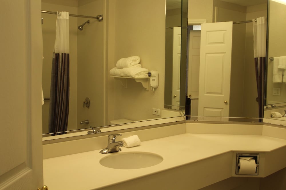 Room, 2 Full Size Beds, Non Smoking - Photo 4