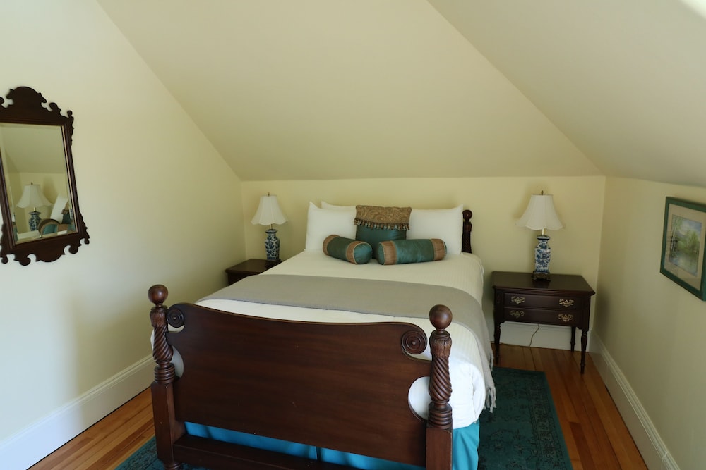 Crocked Frame Room , 1 Queen Bed, Petite claw foot tub and shower photo 2