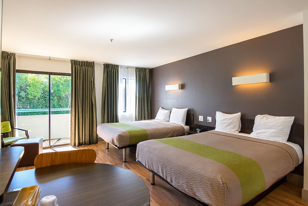 Standard Room, Multiple Beds, Non Smoking - Photo 2