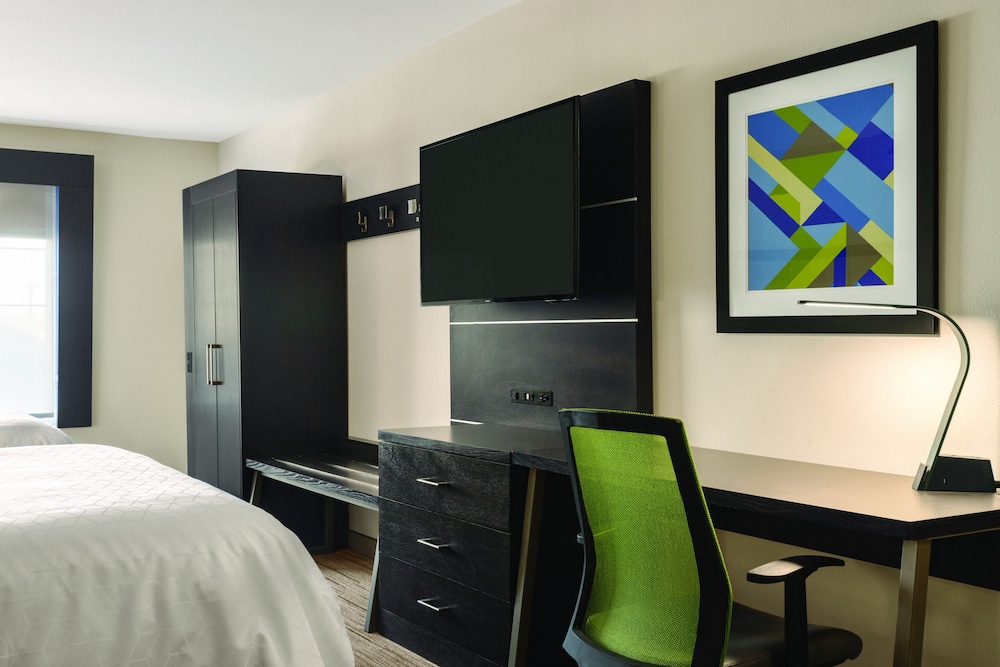 Suite, Multiple Beds (Additional Living Area) - Photo 2