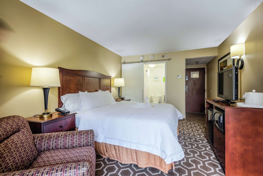 One Double Bed, Non-Smoking, Accessible - Photo 3