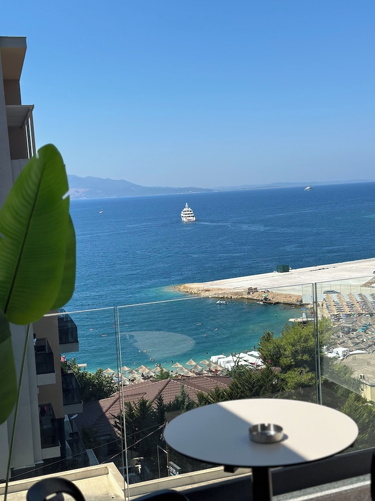 Deluxe Double Room with Sea Side View photo 2