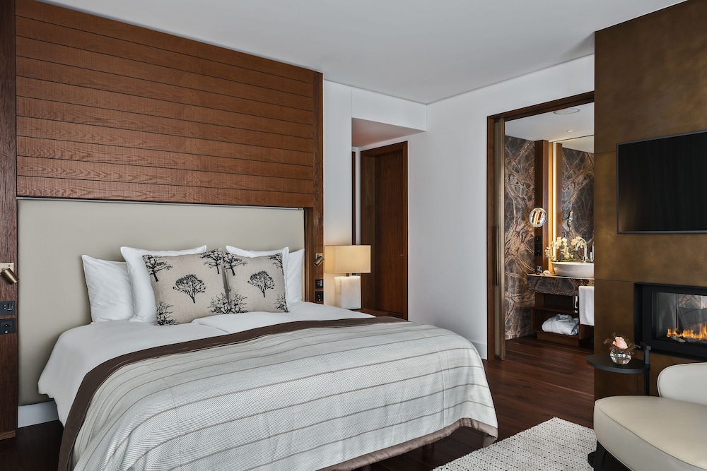 Contemporary Family Suite with Spa Access photo 2