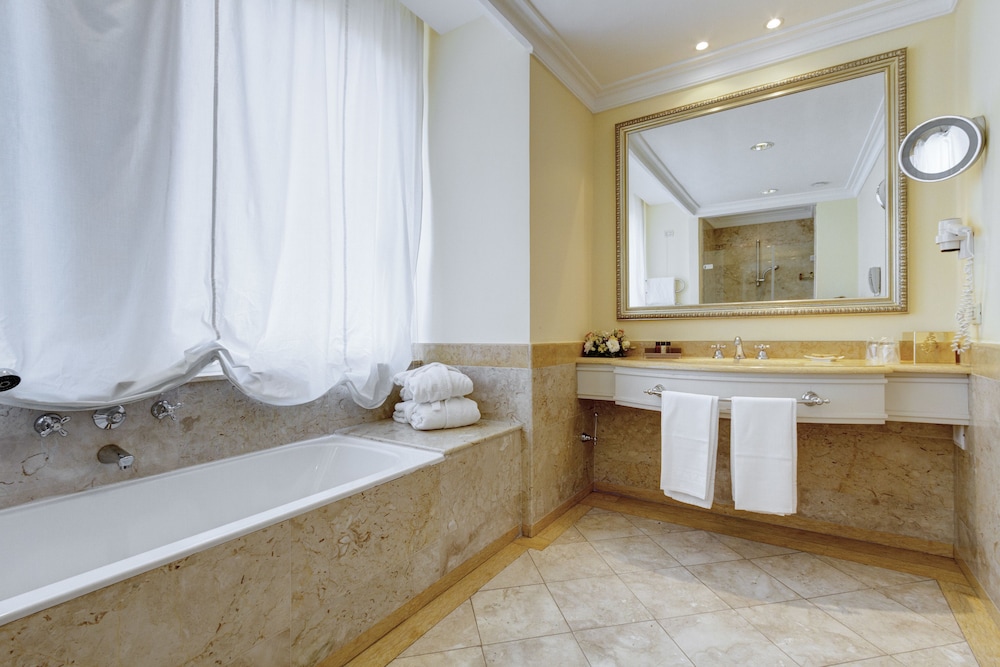 Deluxe Twin Room, Multiple Beds, Balcony photo 3