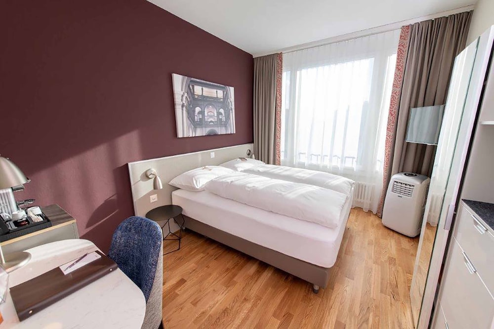 Standard Room, 1 Queen Bed - Photo 3