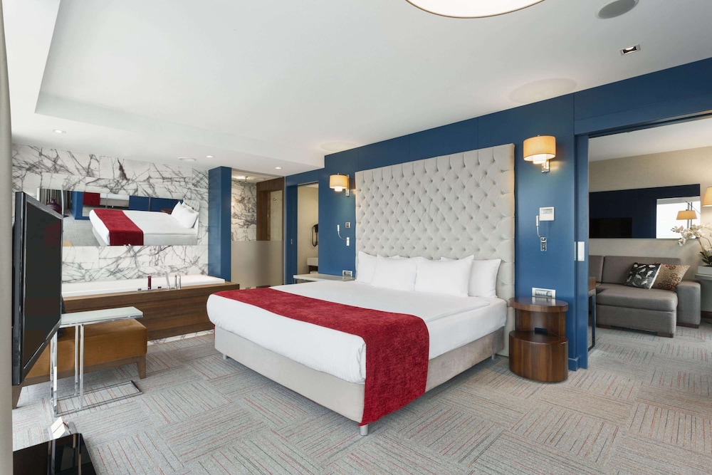 Suite, 1 King Bed, Sea View, Corner (nonsmoking)