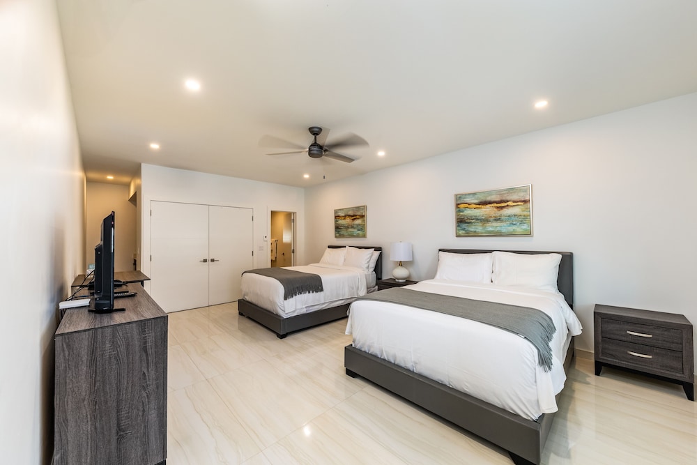 Deluxe Double Room, 2 Queen Beds photo 3