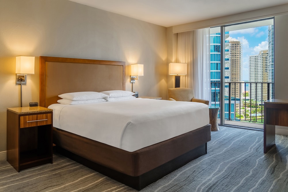 Room, 1 King Bed thumbnail 6