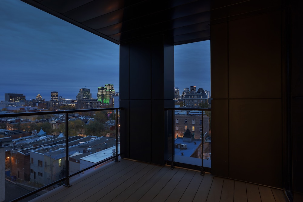 Executive Suite, 1 King Bed, Non Smoking, City View photo 3