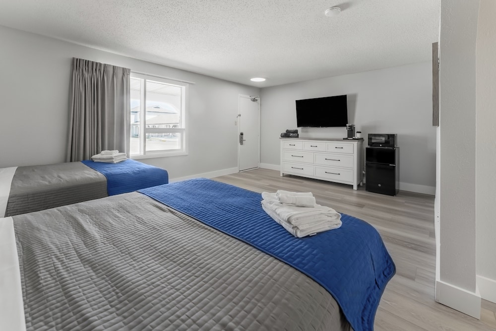 COURTYARD room, 1 Queen/1 Full XL, Across the street from the Beach photo 3