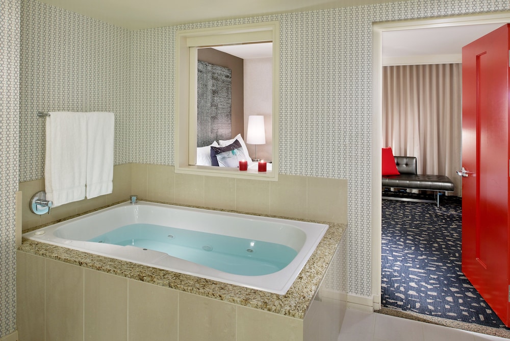 Suite, 1 Bedroom (Living Area, Skyline View)