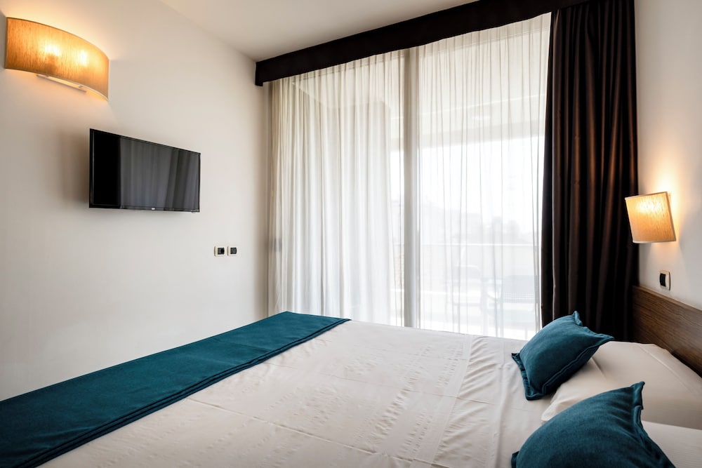 Double or Twin Room - Photo 2