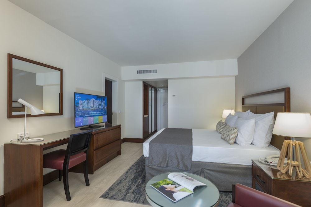 Family Room, Multiple Beds, Pool View (Kings Floor)