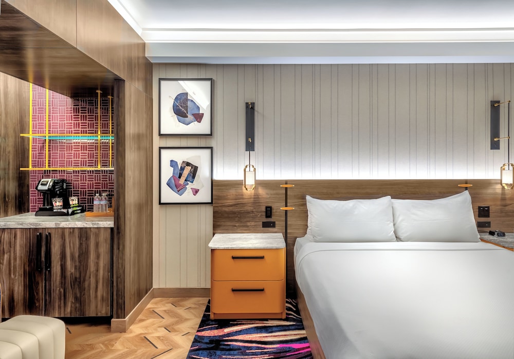 Concierge Tower, King Bed photo 2