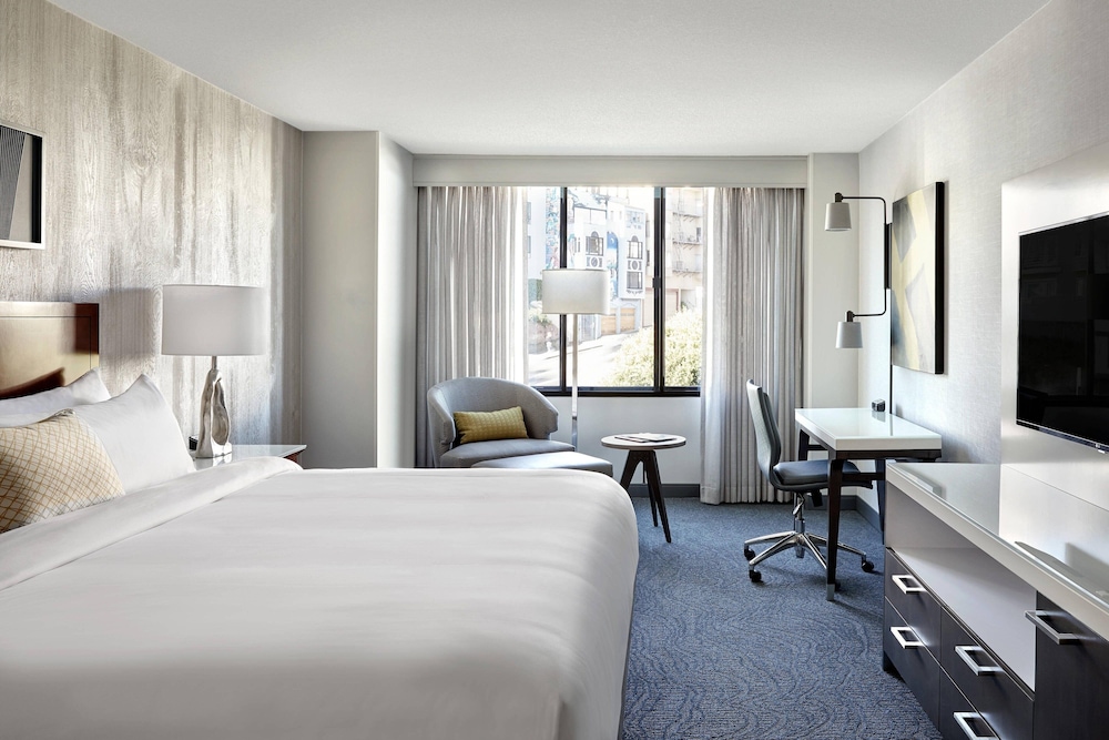 Room, 1 King Bed (Mobility Accessible, Roll-In Shower) - Photo 1