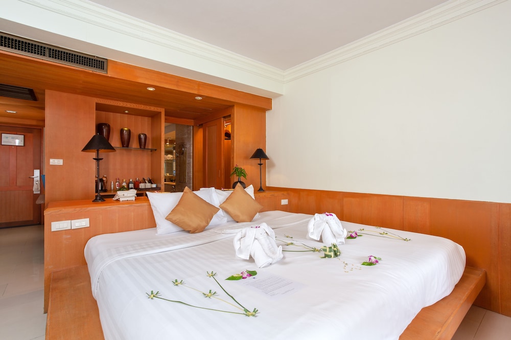 Deluxe with Bathtub - Photo 2