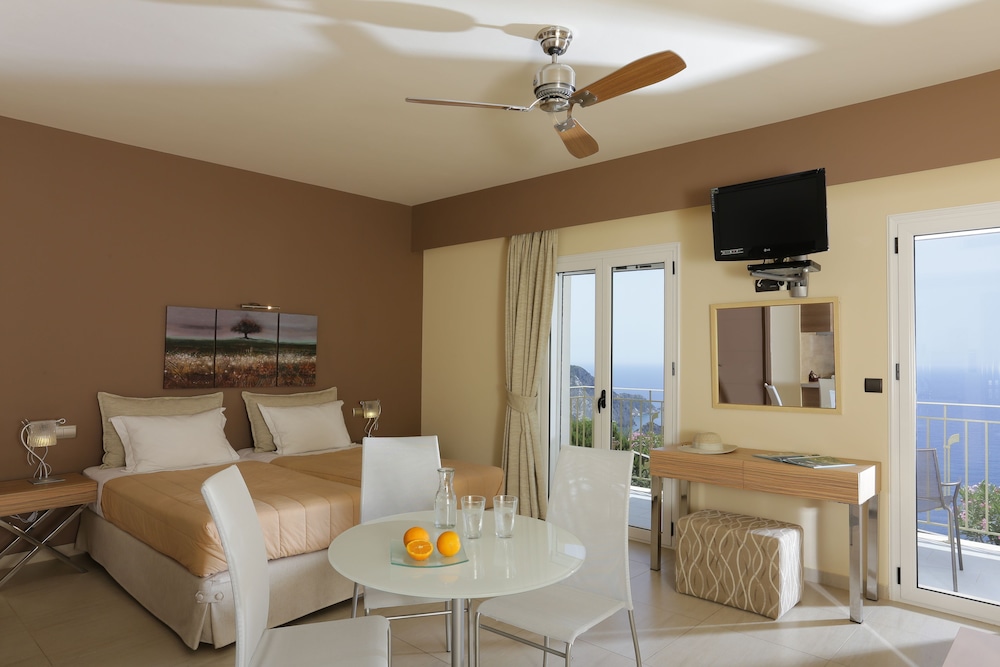Comfort Suite, 1 Bedroom, Ocean View photo 2