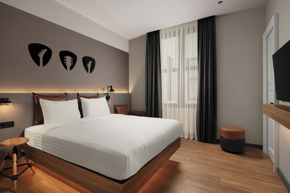 Room, 1 Queen Bed thumbnail 5