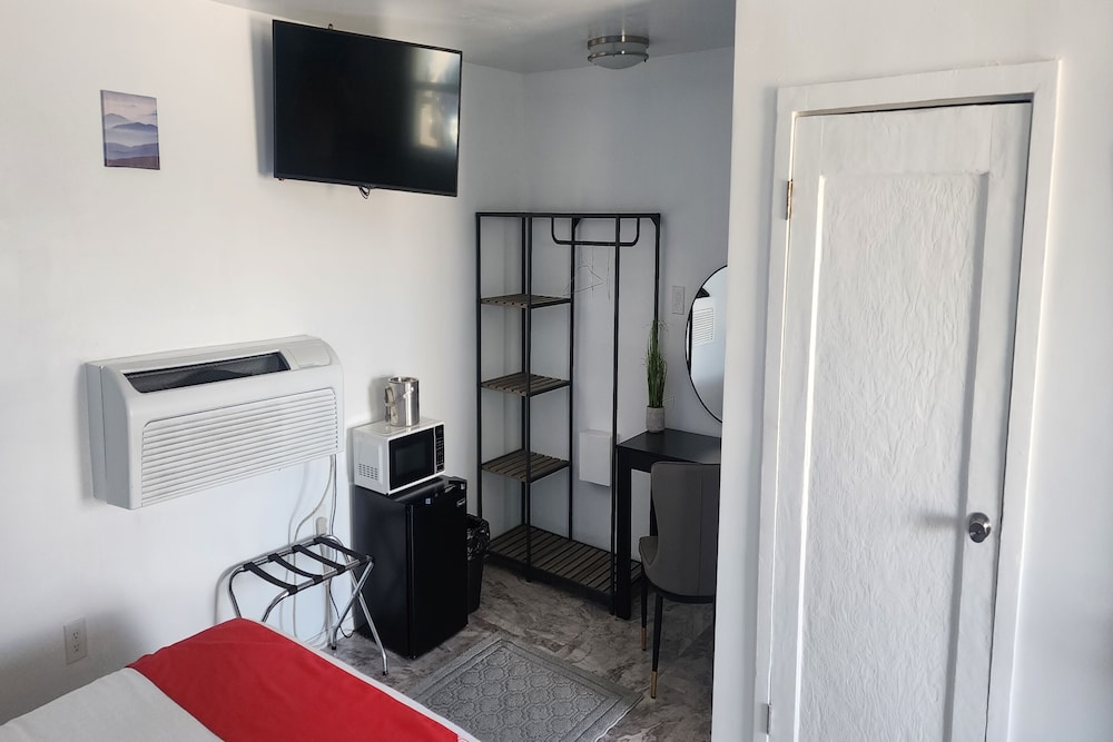 Luxury Room, 1 King Bed (with Massage Chair) photo 2