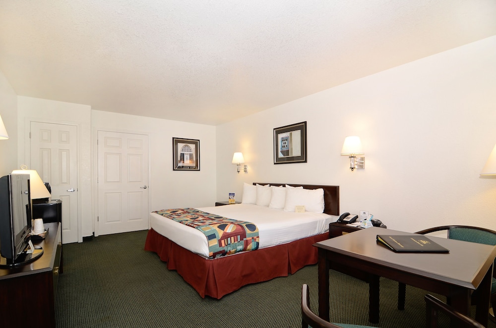 Standard Room, 1 King Bed, Accessible, Bathtub photo 1