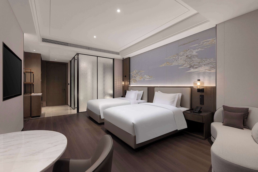 Deluxe Room, 2 Twin Beds, City View