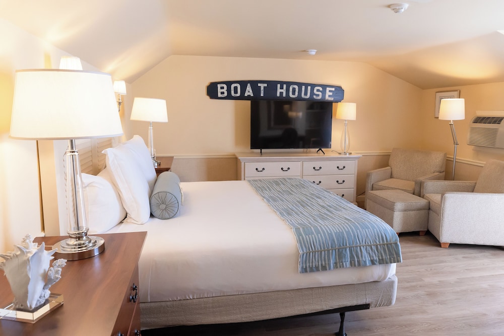 1 King Bed Deluxe Harborview