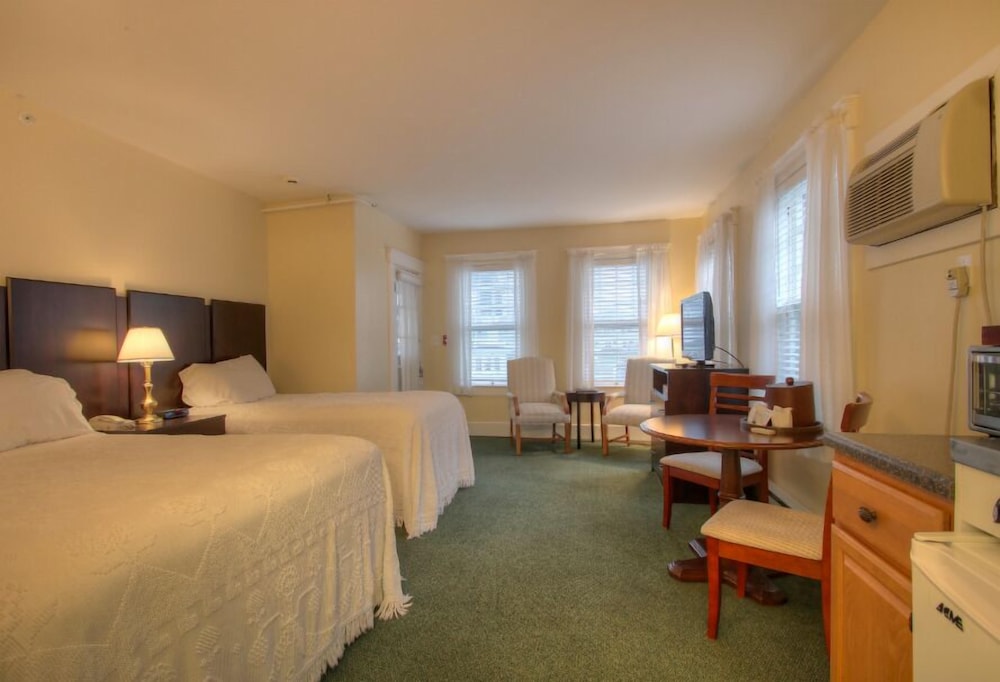 Standard Room, 1 Bedroom, Non Smoking, Kitchenette (102- 1Queen/1Twin Kitchenette Non-OV 1st Flr)