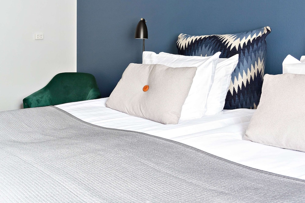 Standard Room, 1 King Bed, Non Smoking, Bathtub (with Sofabed) - Photo 1